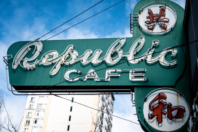 Вывеска для магазина: какие есть нюансы при оформлении и размещении